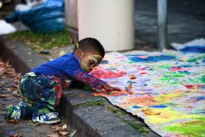 niño pintado pintando